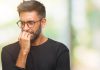 نگاه کردن به جای دیگر هنگام صحبت با شخص دیگر به چه معناست؟